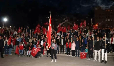 Siirt’te 29 Ekim Cumhuriyet Bayramı Fener Alayı Yürüyüşü Düzenlendi