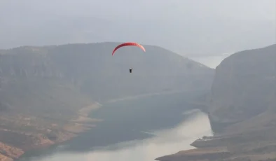 Siirt’te Yamaç Paraşütü Tutkunları Botan Vadisi’nde Uçuyor