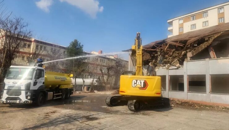 Siirt’te Metruk Okul Binasının Yıkımına Başlandı